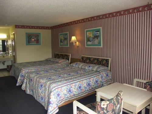 Deerwood Inn & Madison Campground Room photo