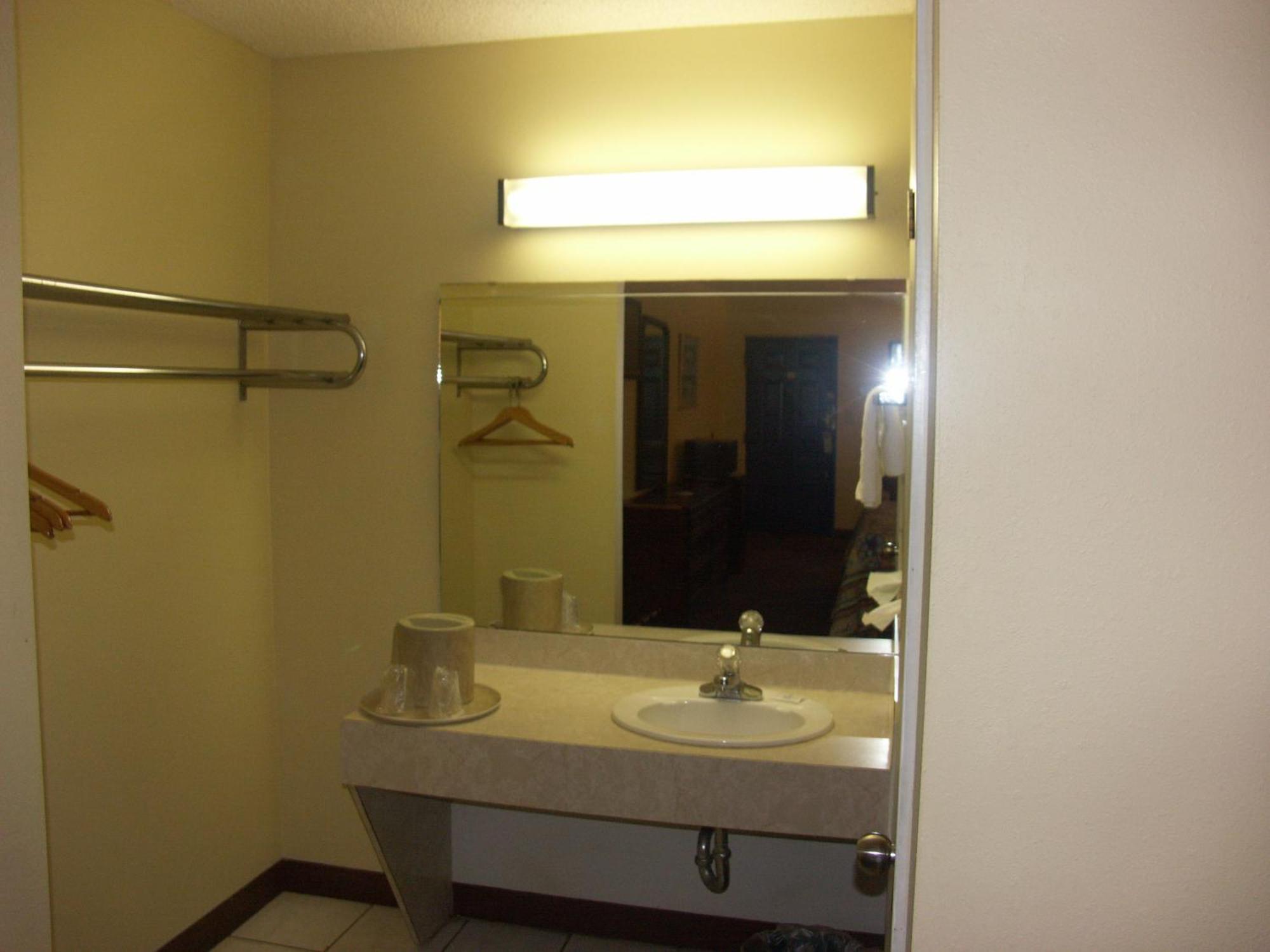 Deerwood Inn & Madison Campground Room photo